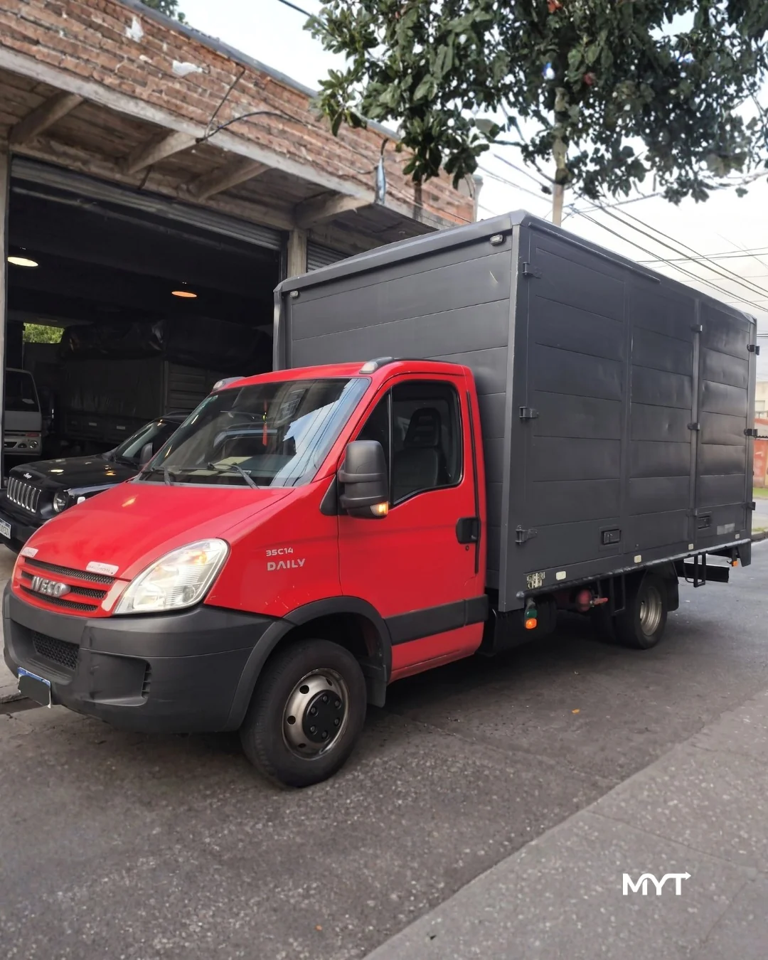 Iveco Daily rojo de MYT Transportes para distribución de mercadería en Buenos Aires