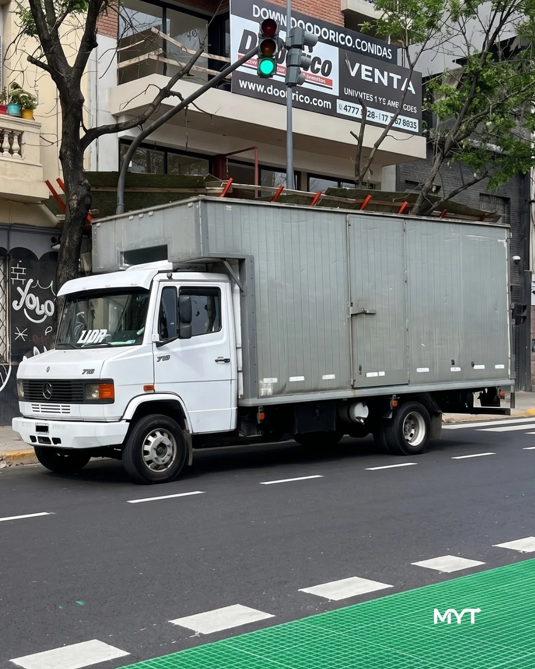 Mercedes-Benz de MYT Transportes realizando transporte de mercadería